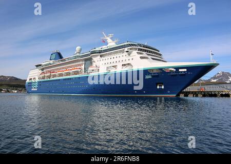 Kreuzfahrtschiff Empress (Pullmantur / Royal Caribbean International) in Lofoten, Norwegen | 2020: Verkauft an indische Kreuzfahrtlinie Cordelia Cruises als Empress Stockfoto