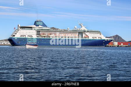 Kreuzfahrtschiff Empress (Pullmantur / Royal Caribbean International) in Lofoten, Norwegen | 2020: Verkauft an indische Kreuzfahrtlinie Cordelia Cruises als Empress Stockfoto