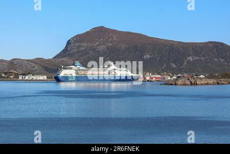 Kreuzfahrtschiff Empress (Pullmantur / Royal Caribbean International) in Lofoten, Norwegen | 2020: Verkauft an indische Kreuzfahrtlinie Cordelia Cruises als Empress Stockfoto