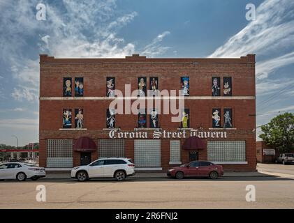 Außenansicht der Corona Street Tavern Medicine hat, Alberta, Kanada – 06. Juni 2023: Blick auf die Corona Street Tavern in der Innenstadt Stockfoto