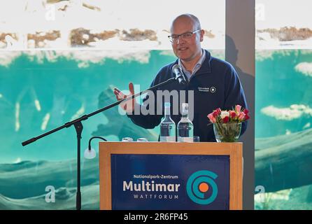 09. Juni 2023, Schleswig-Holstein, Tönning: Tobias Goldschmidt (Bündnis 90/die Grünen), Umweltminister, spricht in der neuen Otteranlage des Multimar Wattforum im Nationalpark-Zentrum. Goldschmidt eröffnete die neue Otteranlage im Nationalpark-Zentrum Multimar Wattforum. Foto: Georg Wendt/dpa Stockfoto