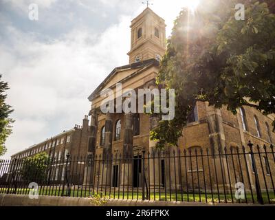 Sheerness, Kent, Großbritannien. 9. Juni 2023. Python Michael Palins Sohn will hat 2001 eine Kirche aus ihren durch Feuer beschädigten Ruinen gerettet, in einer erstaunlichen Wende. Die Restaurierung der Sheerness Dockyard Church in Kent im Wert von £9,5 Millionen Dollar hat dazu geführt, dass die ausgebrannte Hülle zu einem Geschäftszentrum für junge Menschen wurde, das im Juli eröffnet werden soll. Die historische Marinekirche (Teil der ehemaligen königlichen Werft) befindet sich am Eingang zu den Sheerness Docks und wurde heute Nachmittag abgebildet. Kredit: James Bell/Alamy Live News Stockfoto