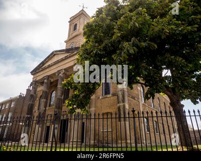 Sheerness, Kent, Großbritannien. 9. Juni 2023. Python Michael Palins Sohn will hat 2001 eine Kirche aus ihren durch Feuer beschädigten Ruinen gerettet, in einer erstaunlichen Wende. Die Restaurierung der Sheerness Dockyard Church in Kent im Wert von £9,5 Millionen Dollar hat dazu geführt, dass die ausgebrannte Hülle zu einem Geschäftszentrum für junge Menschen wurde, das im Juli eröffnet werden soll. Die historische Marinekirche (Teil der ehemaligen königlichen Werft) befindet sich am Eingang zu den Sheerness Docks und wurde heute Nachmittag abgebildet. Kredit: James Bell/Alamy Live News Stockfoto