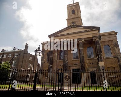 Sheerness, Kent, Großbritannien. 9. Juni 2023. Python Michael Palins Sohn will hat 2001 eine Kirche aus ihren durch Feuer beschädigten Ruinen gerettet, in einer erstaunlichen Wende. Die Restaurierung der Sheerness Dockyard Church in Kent im Wert von £9,5 Millionen Dollar hat dazu geführt, dass die ausgebrannte Hülle zu einem Geschäftszentrum für junge Menschen wurde, das im Juli eröffnet werden soll. Die historische Marinekirche (Teil der ehemaligen königlichen Werft) befindet sich am Eingang zu den Sheerness Docks und wurde heute Nachmittag abgebildet. Kredit: James Bell/Alamy Live News Stockfoto