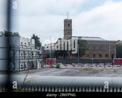 Sheerness, Kent, Großbritannien. 9. Juni 2023. Python Michael Palins Sohn will hat 2001 eine Kirche aus ihren durch Feuer beschädigten Ruinen gerettet, in einer erstaunlichen Wende. Die Restaurierung der Sheerness Dockyard Church in Kent im Wert von £9,5 Millionen Dollar hat dazu geführt, dass die ausgebrannte Hülle zu einem Geschäftszentrum für junge Menschen wurde, das im Juli eröffnet werden soll. Die historische Marinekirche (Teil der ehemaligen königlichen Werft) befindet sich am Eingang zu den Sheerness Docks und wurde heute Nachmittag abgebildet. Kredit: James Bell/Alamy Live News Stockfoto