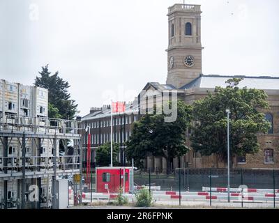 Sheerness, Kent, Großbritannien. 9. Juni 2023. Python Michael Palins Sohn will hat 2001 eine Kirche aus ihren durch Feuer beschädigten Ruinen gerettet, in einer erstaunlichen Wende. Die Restaurierung der Sheerness Dockyard Church in Kent im Wert von £9,5 Millionen Dollar hat dazu geführt, dass die ausgebrannte Hülle zu einem Geschäftszentrum für junge Menschen wurde, das im Juli eröffnet werden soll. Die historische Marinekirche (Teil der ehemaligen königlichen Werft) befindet sich am Eingang zu den Sheerness Docks und wurde heute Nachmittag abgebildet. Kredit: James Bell/Alamy Live News Stockfoto