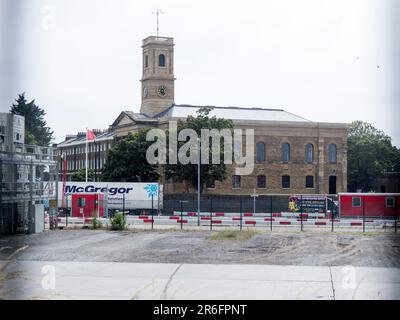 Sheerness, Kent, Großbritannien. 9. Juni 2023. Python Michael Palins Sohn will hat 2001 eine Kirche aus ihren durch Feuer beschädigten Ruinen gerettet, in einer erstaunlichen Wende. Die Restaurierung der Sheerness Dockyard Church in Kent im Wert von £9,5 Millionen Dollar hat dazu geführt, dass die ausgebrannte Hülle zu einem Geschäftszentrum für junge Menschen wurde, das im Juli eröffnet werden soll. Die historische Marinekirche (Teil der ehemaligen königlichen Werft) befindet sich am Eingang zu den Sheerness Docks und wurde heute Nachmittag abgebildet. Kredit: James Bell/Alamy Live News Stockfoto