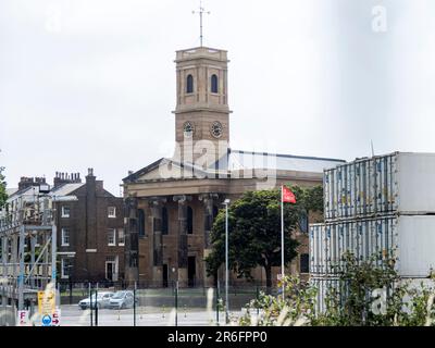 Sheerness, Kent, Großbritannien. 9. Juni 2023. Python Michael Palins Sohn will hat 2001 eine Kirche aus ihren durch Feuer beschädigten Ruinen gerettet, in einer erstaunlichen Wende. Die Restaurierung der Sheerness Dockyard Church in Kent im Wert von £9,5 Millionen Dollar hat dazu geführt, dass die ausgebrannte Hülle zu einem Geschäftszentrum für junge Menschen wurde, das im Juli eröffnet werden soll. Die historische Marinekirche (Teil der ehemaligen königlichen Werft) befindet sich am Eingang zu den Sheerness Docks und wurde heute Nachmittag abgebildet. Kredit: James Bell/Alamy Live News Stockfoto