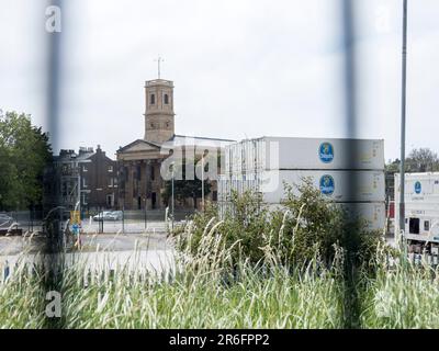 Sheerness, Kent, Großbritannien. 9. Juni 2023. Python Michael Palins Sohn will hat 2001 eine Kirche aus ihren durch Feuer beschädigten Ruinen gerettet, in einer erstaunlichen Wende. Die Restaurierung der Sheerness Dockyard Church in Kent im Wert von £9,5 Millionen Dollar hat dazu geführt, dass die ausgebrannte Hülle zu einem Geschäftszentrum für junge Menschen wurde, das im Juli eröffnet werden soll. Die historische Marinekirche (Teil der ehemaligen königlichen Werft) befindet sich am Eingang zu den Sheerness Docks und wurde heute Nachmittag abgebildet. Kredit: James Bell/Alamy Live News Stockfoto