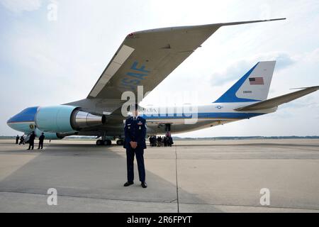 Washington, Usa. 09. Juni 2023. Die Air Force One wird auf einer Rollbahn als US gesehen Präsident Joe Biden verlässt Washington auf dem Weg nach North Carolina am 9. Juni 2023. Foto: Yuri Gripas/ABACAPRESS.COM Kredit: Abaca Press/Alamy Live News Stockfoto