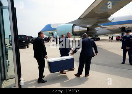 Washington, Usa. 09. Juni 2023. Die Air Force One wird auf einer Rollbahn als US gesehen Präsident Joe Biden verlässt Washington auf dem Weg nach North Carolina am 9. Juni 2023. Foto: Yuri Gripas/ABACAPRESS.COM Kredit: Abaca Press/Alamy Live News Stockfoto