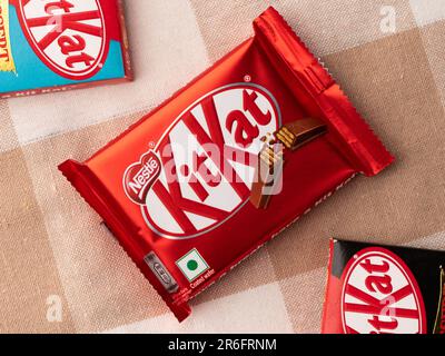 Assam, indien - Augest 15, 2020 : Kitkat Schokoladenriegel isoliertes Stockbild. Stockfoto