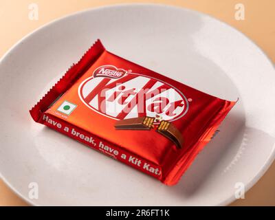 Assam, indien - Augest 15, 2020 : Kitkat Schokoladenriegel isoliertes Stockbild. Stockfoto
