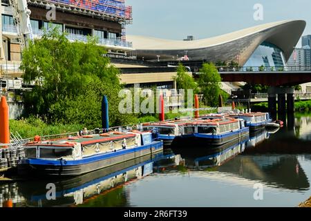 Fahren Sie durch die verschiedenen Wasserstraßen des Queen Elizabeth Olympic Park Stockfoto