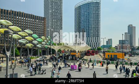 Shoppingfans fahren in Richtung Stratford Centre vor Stratford Station in Stratford, London Stockfoto