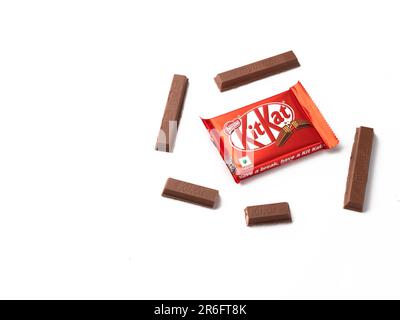 Assam, indien - Augest 15, 2020 : Kitkat Schokoladenriegel isoliertes Stockbild. Stockfoto