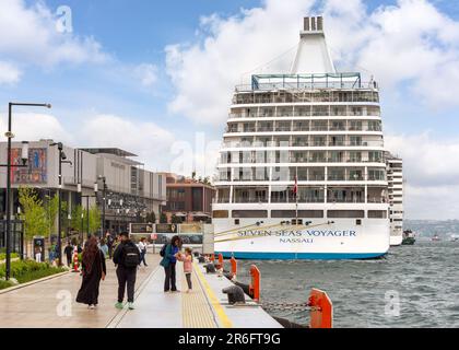 Istanbul, Türkei - 5. Mai 2023: SEVEN SEAS VOYAGER, großes Kreuzfahrtschiff, das am Terminal von Galataport anlegt, eine Mischanlage am Ufer der Bosporus-Meerenge, im Viertel Karakoy Stockfoto