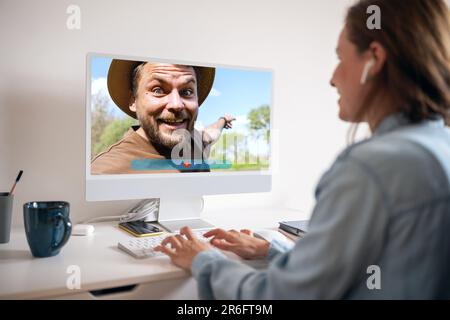 Frau hat Videoanrufe mit ihrem männlichen Freund, Online-Meeting im Internet. Stockfoto