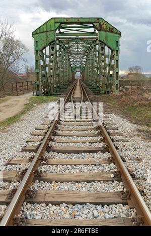 Alte Eisenbahnbrücke über den Fluss South Morava in Stalac Serbien Stockfoto