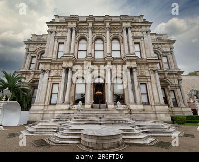 Fassade des Beylerbeyi-Palastes aus der osmanischen Ära von 1865, der sich an der asiatischen Küste der Bosporus-Straße nördlich der Bosporus-Brücke befindet, Istanbul, Türkei, Stockfoto