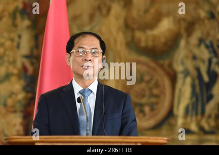 Prag, Tschechische Republik. 09. Juni 2023. Außenminister Vietnams Bui Thanh Son spricht mit den Medien auf einer gemeinsamen Pressekonferenz mit seinem tschechischen Amtskollegen in Prag. Der vietnamesische Außenminister Bui Thanh Son besuchte die Tschechische Republik und traf sich mit dem tschechischen Außenminister Jan Lipavsky. (Foto: Tomas Tkacik/SOPA Images/Sipa USA) Guthaben: SIPA USA/Alamy Live News Stockfoto