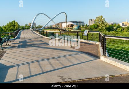 Blick auf die Minto Island Bridge und den Eco-Earth Globe im Riverfront Park in Salem, Oregon. Stockfoto