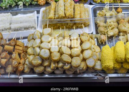 Viele Snacks und Meeresfrüchte auf dem vietnamesischen Nachtmarkt beim Food Festival Stockfoto