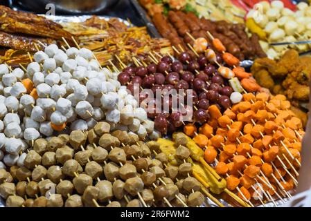 Viele Snacks und Meeresfrüchte auf dem vietnamesischen Nachtmarkt beim Food Festival Stockfoto