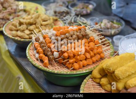 Viele Snacks und Meeresfrüchte auf dem vietnamesischen Nachtmarkt beim Food Festival Stockfoto