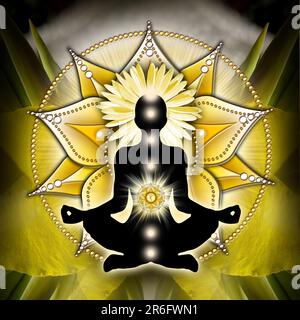 Solarplexus-Chakra-Meditation in Yoga-Lotus-Pose, vor dem Manipura-Chakra-Symbol. Friedliche Einrichtung für Meditation und Chakra-Energie-Heilung. Stockfoto