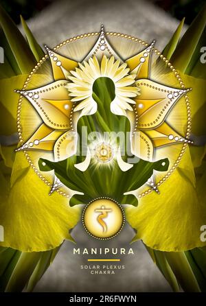 Solarplexus-Chakra-Meditation in Yoga-Lotus-Pose, vor dem Manipura-Chakra-Symbol. Friedliche Einrichtung für Meditation und Chakra-Energie-Heilung. Stockfoto