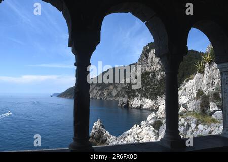 Der herrliche Golf von Lord Byrons Grotte, eingerahmt von den mittelalterlichen Fenstern der Kirche San Pietro in Portovenere. Stockfoto