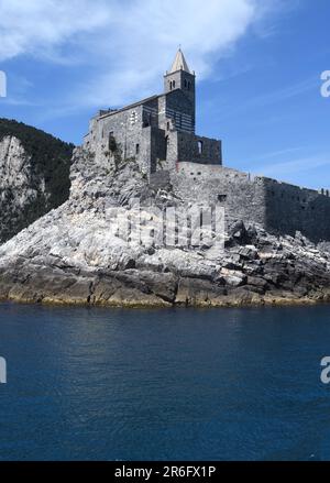 Italien - Porto Venere - 8. Mai 2022: Die romanische Kirche San Pietro ist ein katholisches religiöses Gebäude in Porto Venere unter der Burg Doria. Stockfoto