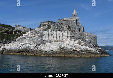 Italien - Porto Venere - 8. Mai 2022: Die romanische Kirche San Pietro ist ein katholisches religiöses Gebäude in Porto Venere unter der Burg Doria. Stockfoto