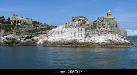 Italien - Porto Venere - 8. Mai 2022: Die romanische Kirche San Pietro ist ein katholisches religiöses Gebäude in Porto Venere unter der Burg Doria. Stockfoto