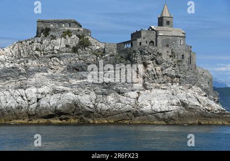 Italien - Porto Venere - 8. Mai 2022: Die romanische Kirche San Pietro ist ein katholisches religiöses Gebäude in Porto Venere unter der Burg Doria. Stockfoto