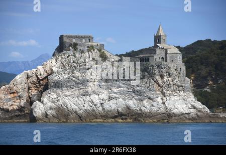 Italien - Porto Venere - 8. Mai 2022: Die romanische Kirche San Pietro ist ein katholisches religiöses Gebäude in Porto Venere unter der Burg Doria. Stockfoto