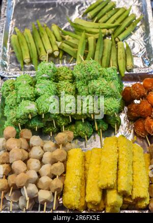 Viele Snacks und Meeresfrüchte auf dem vietnamesischen Nachtmarkt beim Food Festival Stockfoto