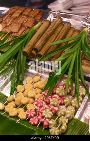 Viele Snacks und Meeresfrüchte auf dem vietnamesischen Nachtmarkt beim Food Festival Stockfoto