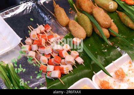 Viele Snacks und Meeresfrüchte auf dem vietnamesischen Nachtmarkt beim Food Festival Stockfoto