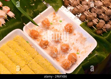 Viele Snacks und Meeresfrüchte auf dem vietnamesischen Nachtmarkt beim Food Festival Stockfoto