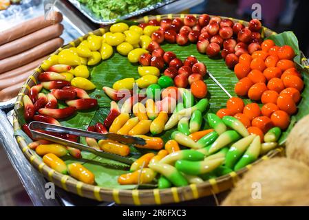 Luk Chup oder Look choop, thailändisches Dessert aus Marzipan in vietnamesischem Street Food Stockfoto