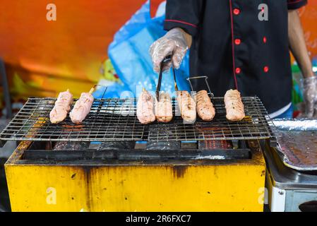 Viele Fleischspieße Kebab auf dem vietnamesischen Nachtmarkt beim Food Festival, Kochen Stockfoto