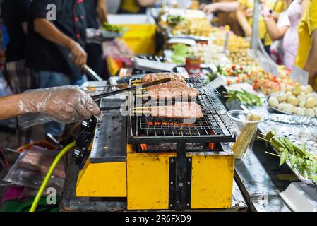 Viele Fleischspieße Kebab auf dem vietnamesischen Nachtmarkt beim Food Festival, Kochen Stockfoto