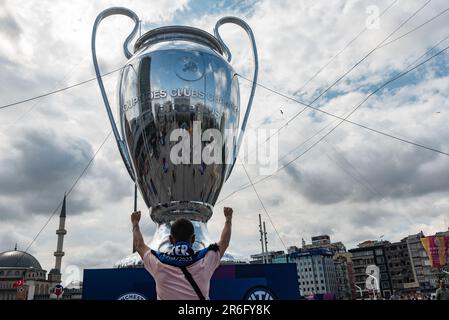 Istanbul, Türkei. Juni 9. 2023 ein Inter Mailand Fußballfan in Istanbul vor dem Finale der UEFA Champions League Stockfoto