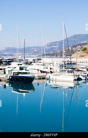Ventimiglia, Italien - August 2022: Der Hafen von Cala del Forte, brandneues, hochmodernes Yachthafen-Hotel von Monte Carlo Stockfoto