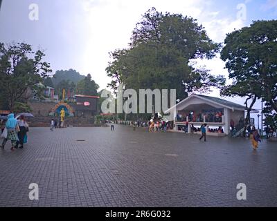 Darjeeling, westbengalen, indien, leere Einkaufsstraße in darjeeling wegen Regen. Stockfoto