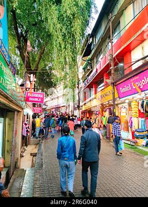 Darjeeling, westbengalen, indien, Menschen, die in den Straßen der darjeeling Mall Road spazieren. Stockfoto