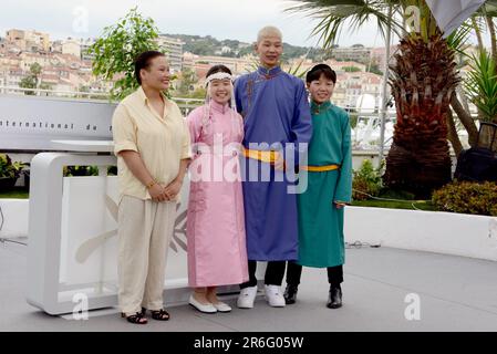 21. Mai 2023, CANNES, Frankreich: CANNES, FRANKREICH - 21. MAI: Regisseur Zoljargal Purevdash, Nominjiguur Tsend, Battsooj Uurtsaikh, Tuguldur Batsaikhan nimmt am 21. Mai 2023 an der Fotokonferenz „If only I could Hibernate“ auf dem 76. Jährlichen Filmfestival in Cannes im Palais des, Frankreich, Teil. (Kreditbild: © Frederick Injimbert/ZUMA Press Wire) NUR REDAKTIONELLE VERWENDUNG! Nicht für den kommerziellen GEBRAUCH! Stockfoto