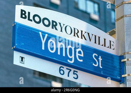 Toronto, Kanada - 4. Juni 2023: Schild Blooryorkville Yonge St 675. Im Hintergrund befindet sich ein hohes Gebäude. Stockfoto